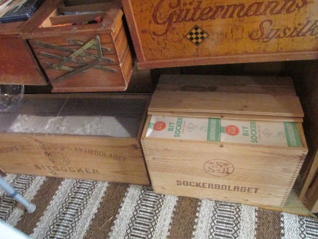 Sockerlådor från 1938 obrutna med innehåll hade stått på en vind....